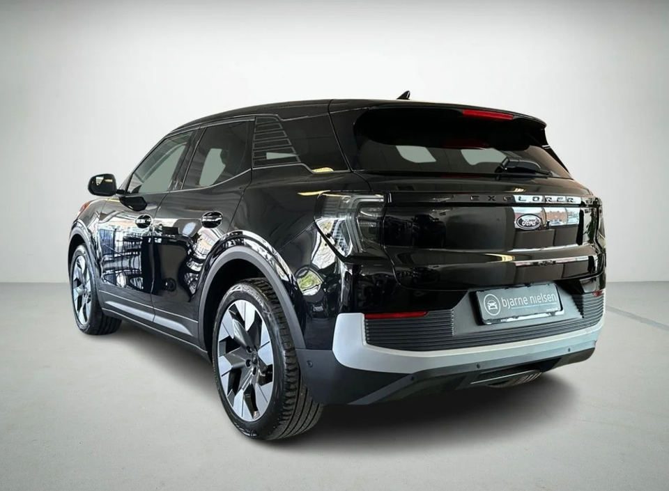 Ford Explorer 79 Premium Extended Range 5d