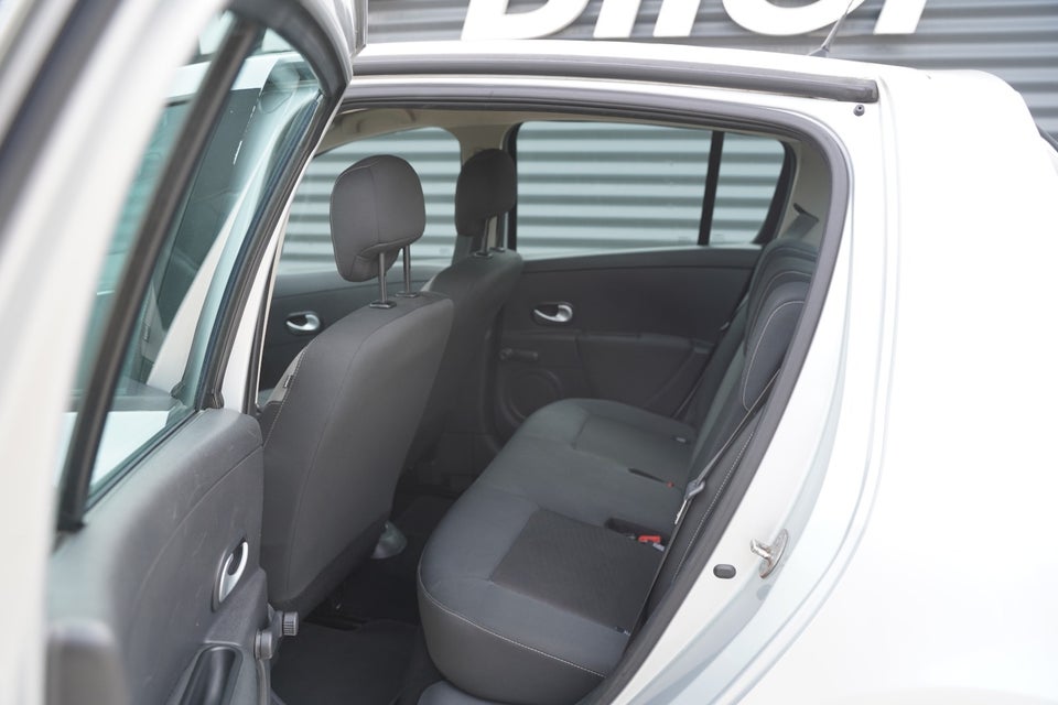 Renault Clio III 1,2 16V Authentique 5d