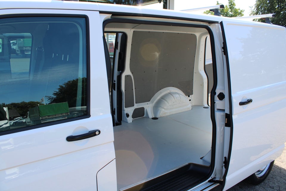 VW Transporter 2,0 TDi 110 Kassevogn lang