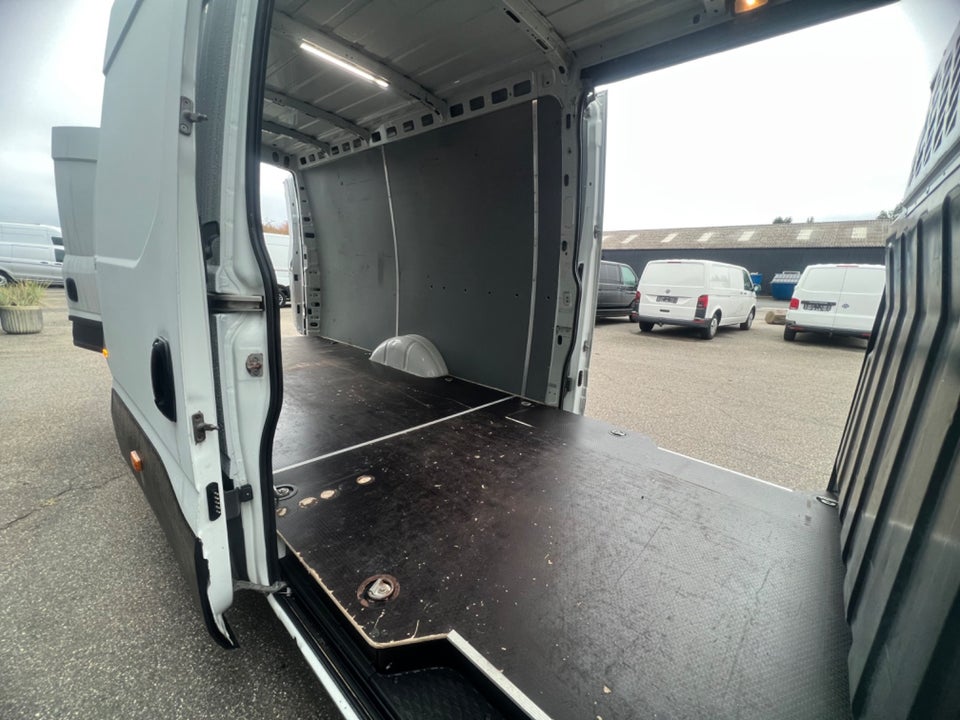 Iveco Daily 2,3 35S16 16m³ Van