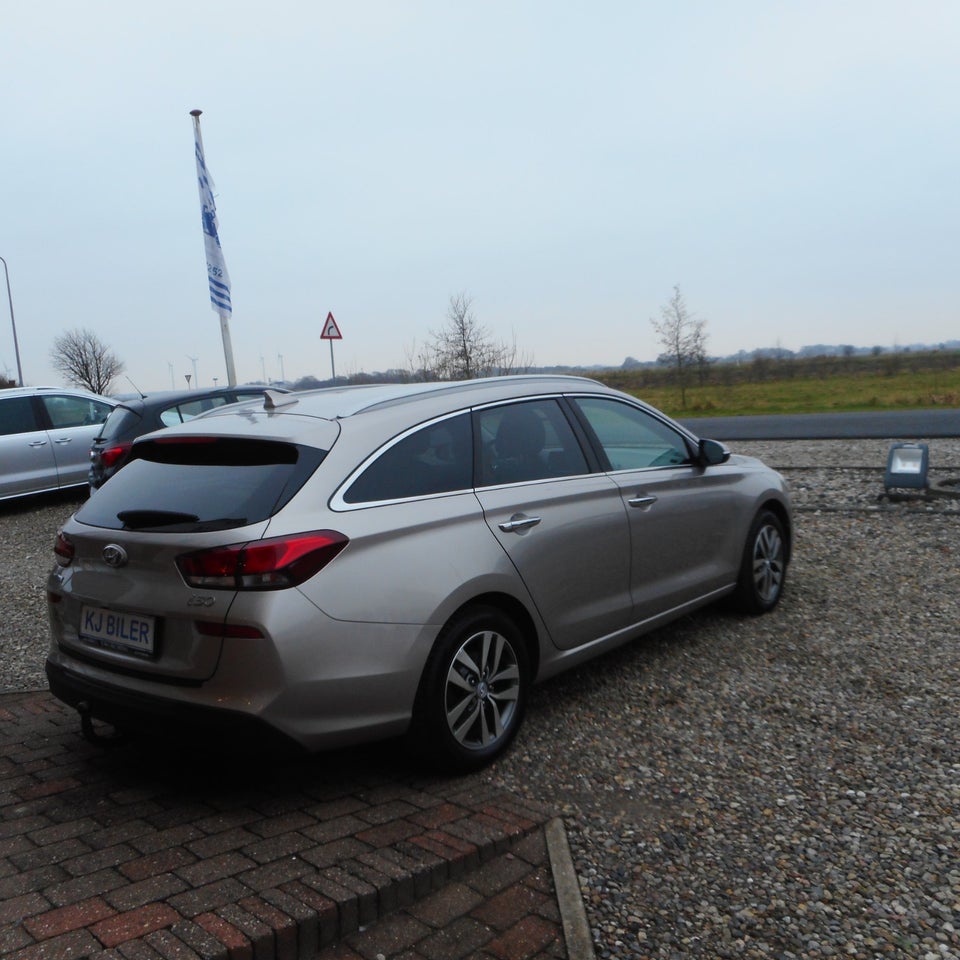 Hyundai i30 1,6 CRDi 110 Premium stc. 5d
