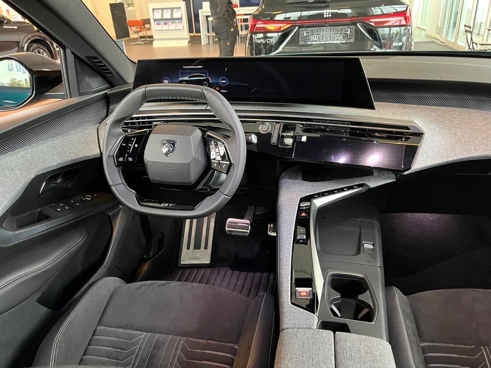 Peugeot e-3008 77 GT 5d