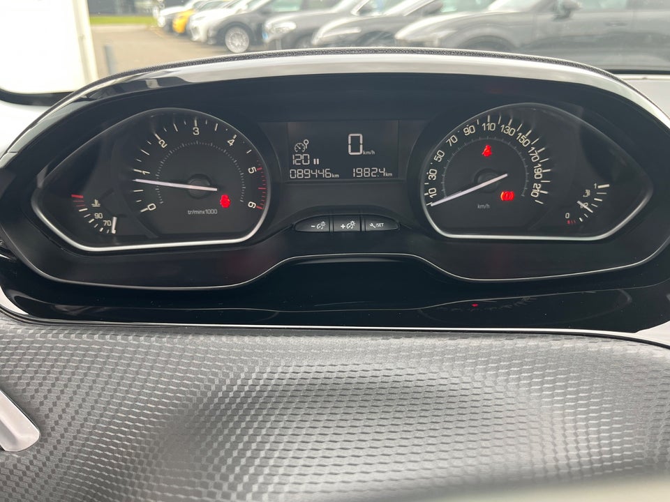 Peugeot 208 1,6 BlueHDi 100 Allure Sky 5d