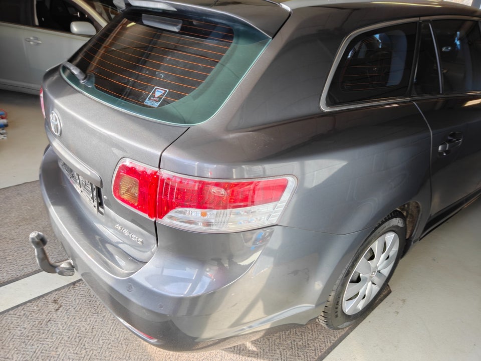 Toyota Avensis 2,0 D-4D TX stc. 5d