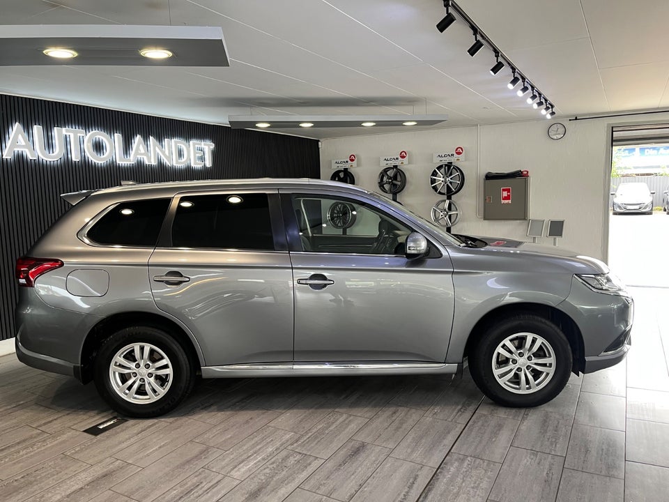 Mitsubishi Outlander 2,4 PHEV Invite CVT 4WD 5d