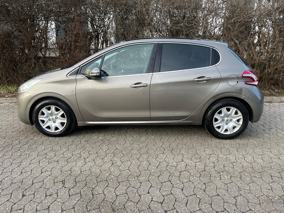 Peugeot 208 1,2 VTi Allure Sky 5d