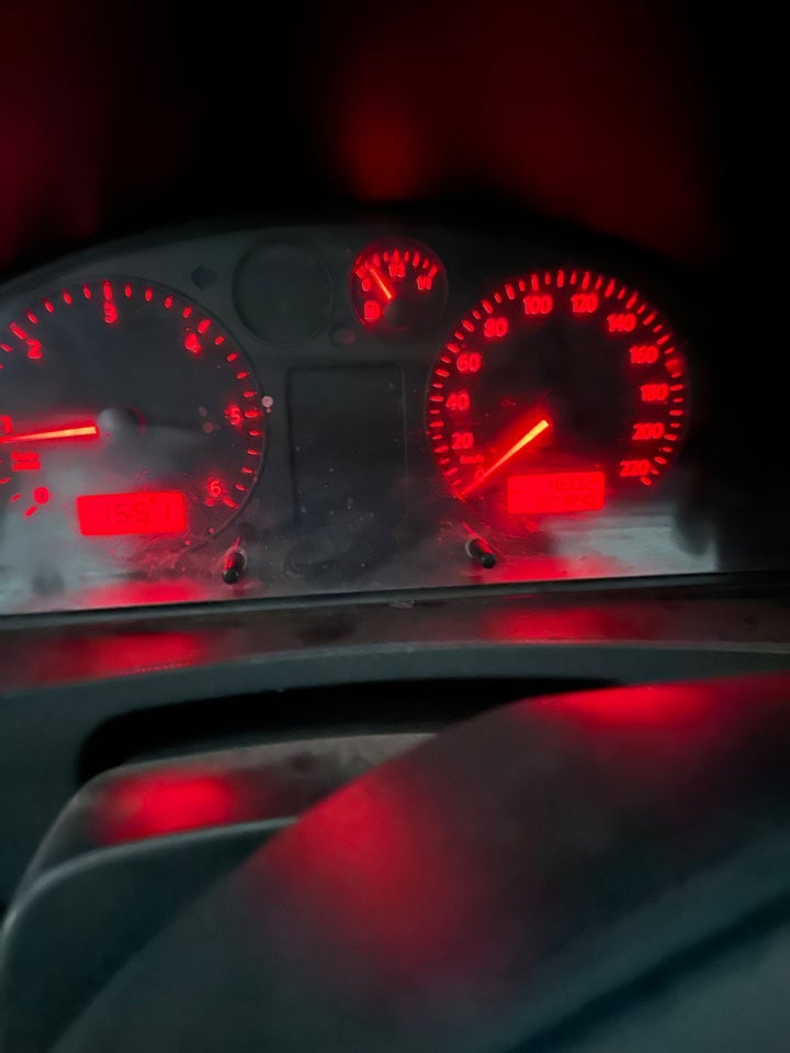 VW Transporter 1,9 TDi 84 Kassevogn kort