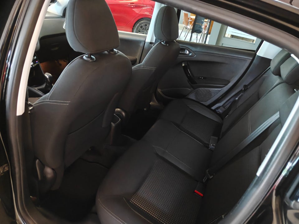 Peugeot 208 1,2 PureTech 82 Allure Sky 5d