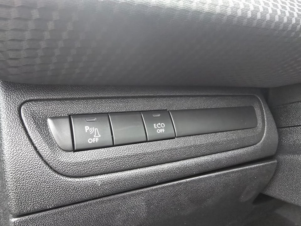 Peugeot 2008 1,2 e-THP 110 Allure Sky 5d