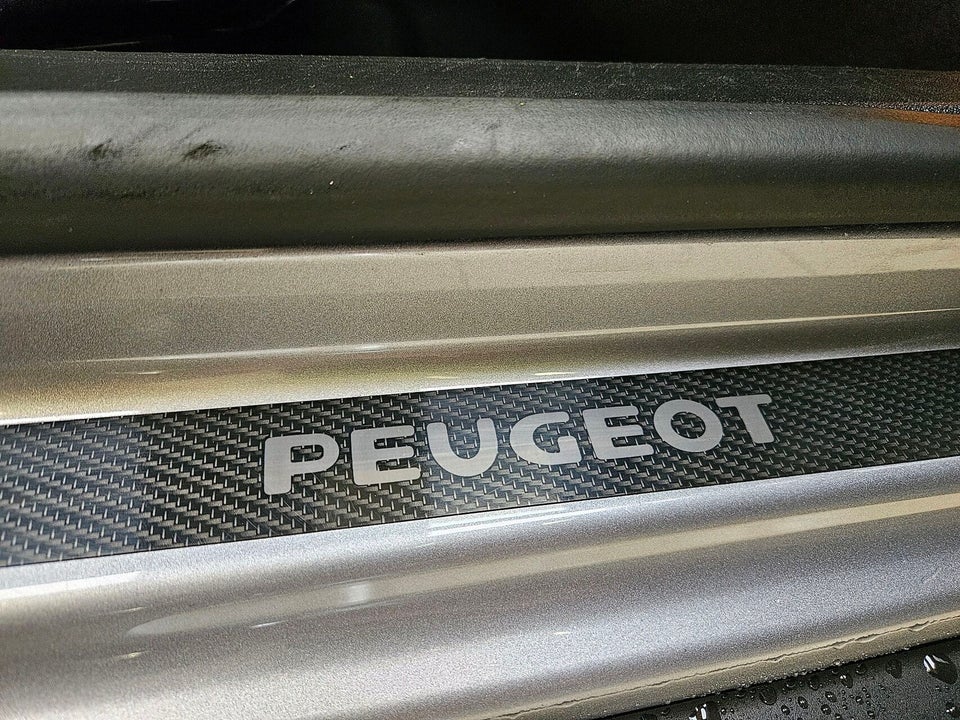 Peugeot 2008 1,6 BlueHDi 100 Desire Sky 5d