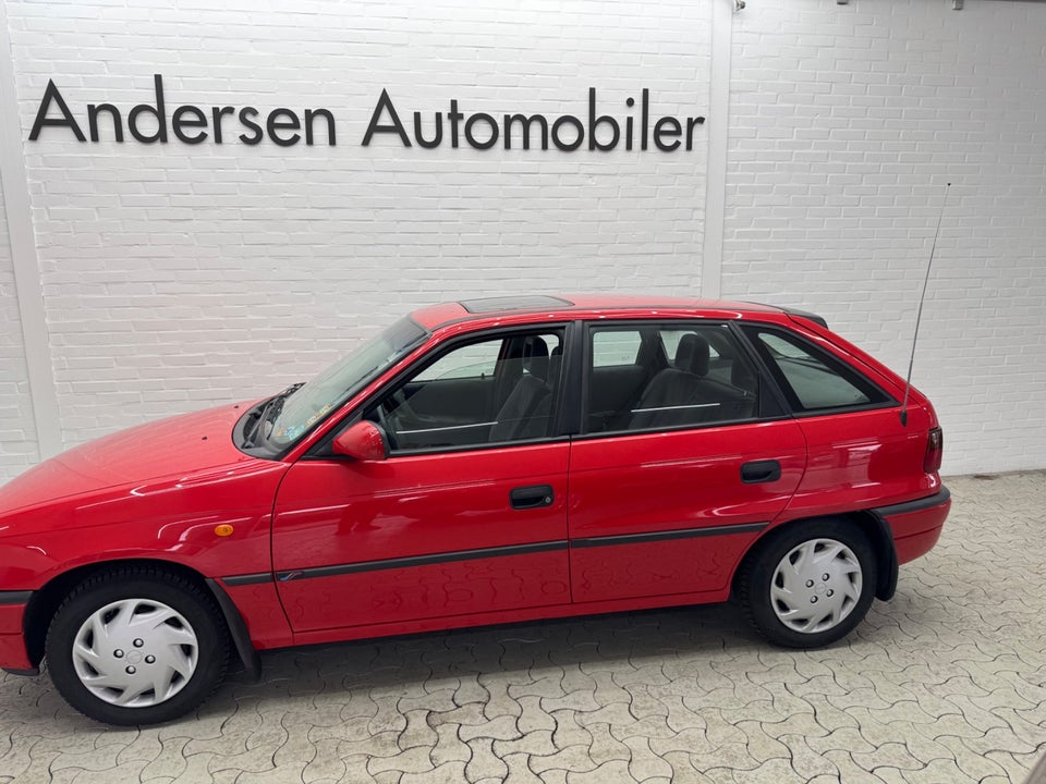 Opel Astra 1,6 Champion 5d