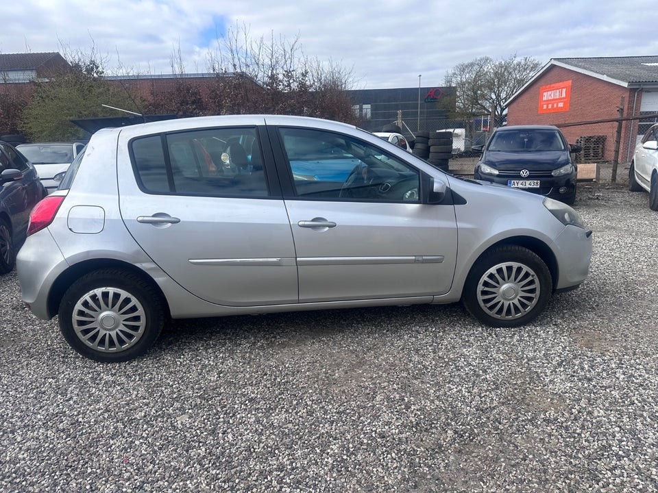 Renault Clio III 1,2 16V Authentique 5d