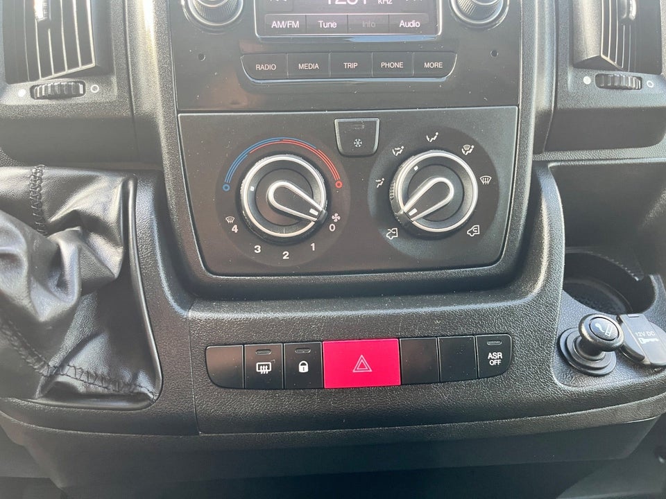 Peugeot Boxer 435 2,2 BlueHDi 165 L3H2 Premium