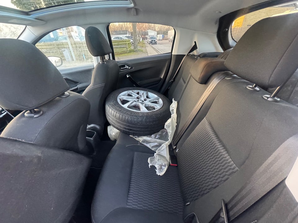 Peugeot 208 1,6 BlueHDi 100 Envy Sky 5d