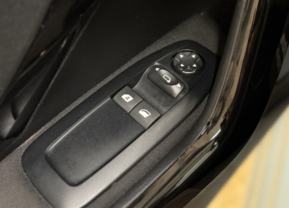 Peugeot 208 1,2 VTi 82 Chili+ 5d