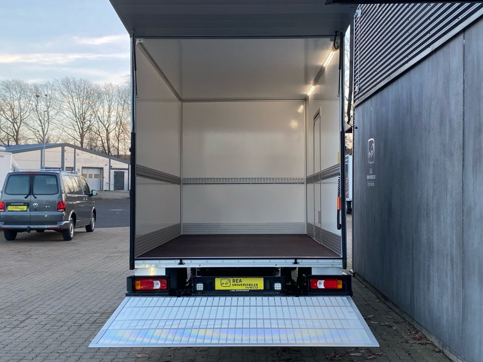 Iveco Daily 3,0 35S18 4100mm Box m/lift AG8