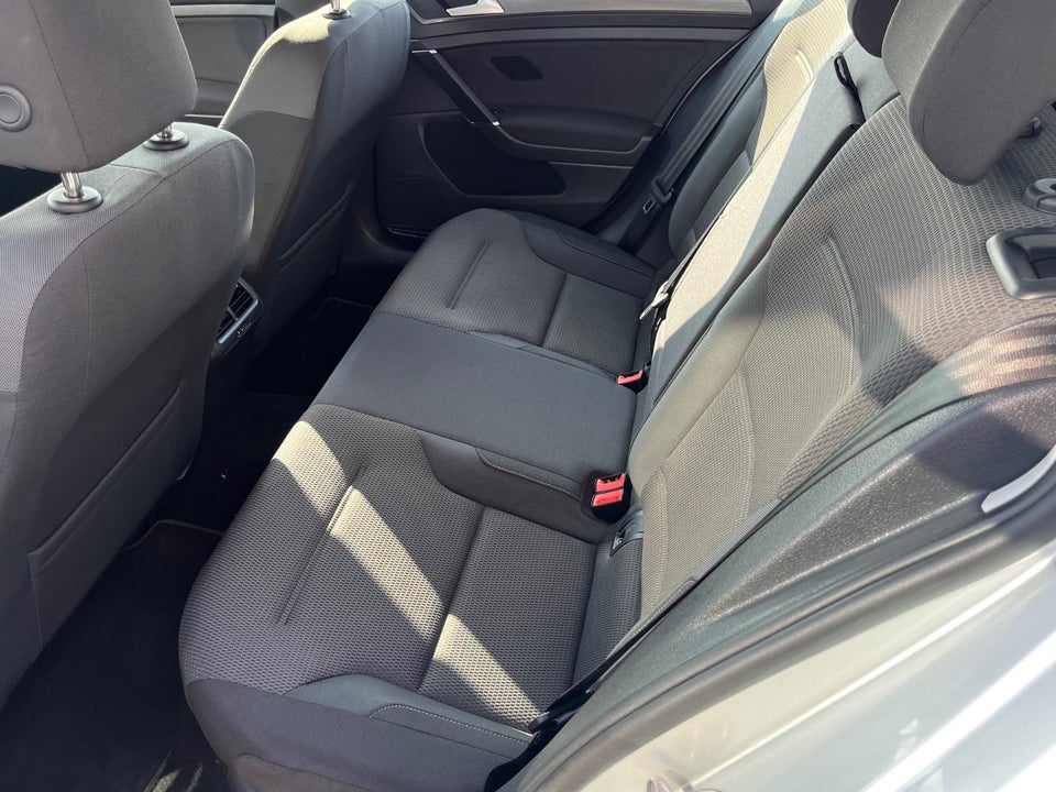 VW Golf VII 2,0 TDi 150 Comfortline Connect Variant DSG 5d