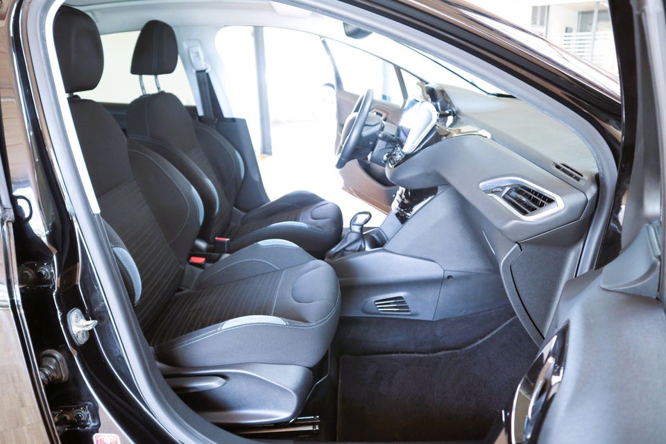 Peugeot 208 1,2 VTi Allure Sky 5d
