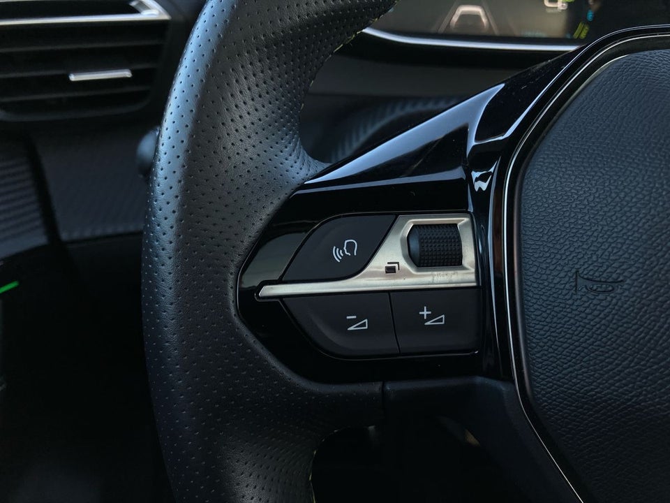 Peugeot e-208 50 GT Sky 5d