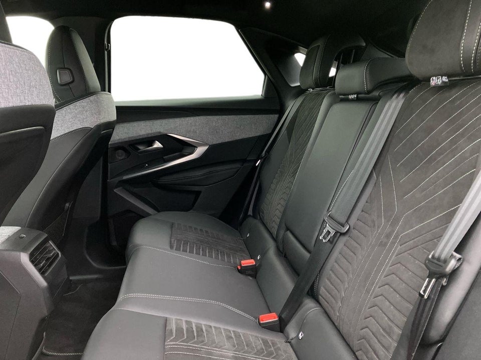 Peugeot e-3008 77 GT Pack 5d