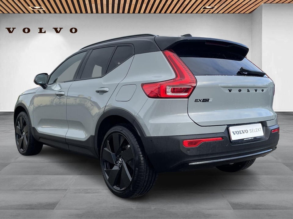 Volvo EX40 Extended Range Black Edition 5d