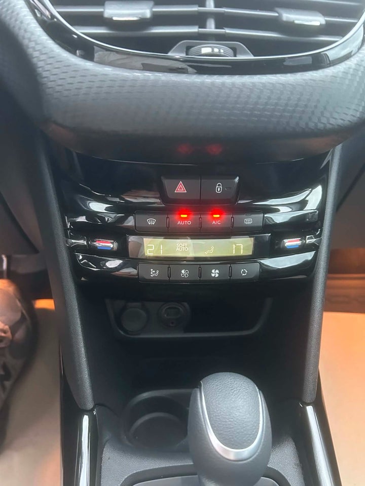 Peugeot 2008 1,2 e-THP 110 Allure Sky EAT6 5d
