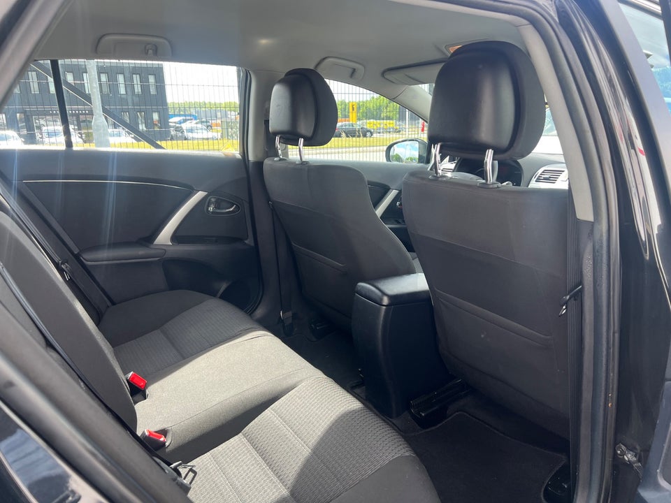 Toyota Avensis 2,0 D-4D T1 stc. 5d