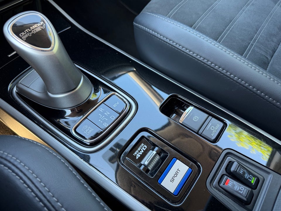 Mitsubishi Outlander 2,4 PHEV Inform CVT 4WD 5d