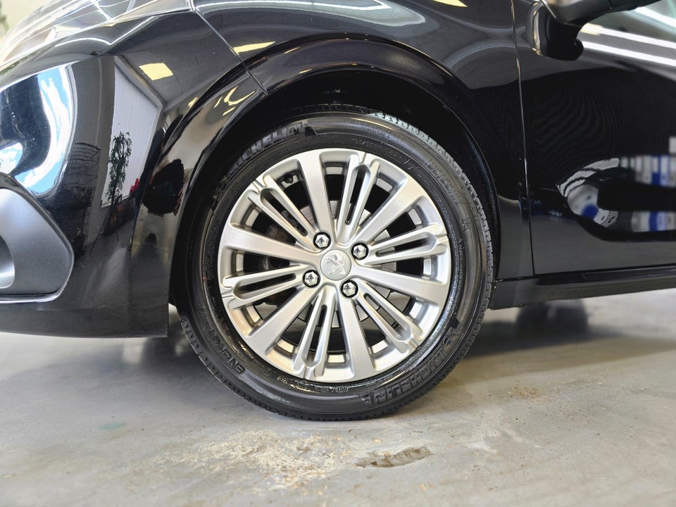 Peugeot 208 1,2 VTi 82 Selection Sky 5d