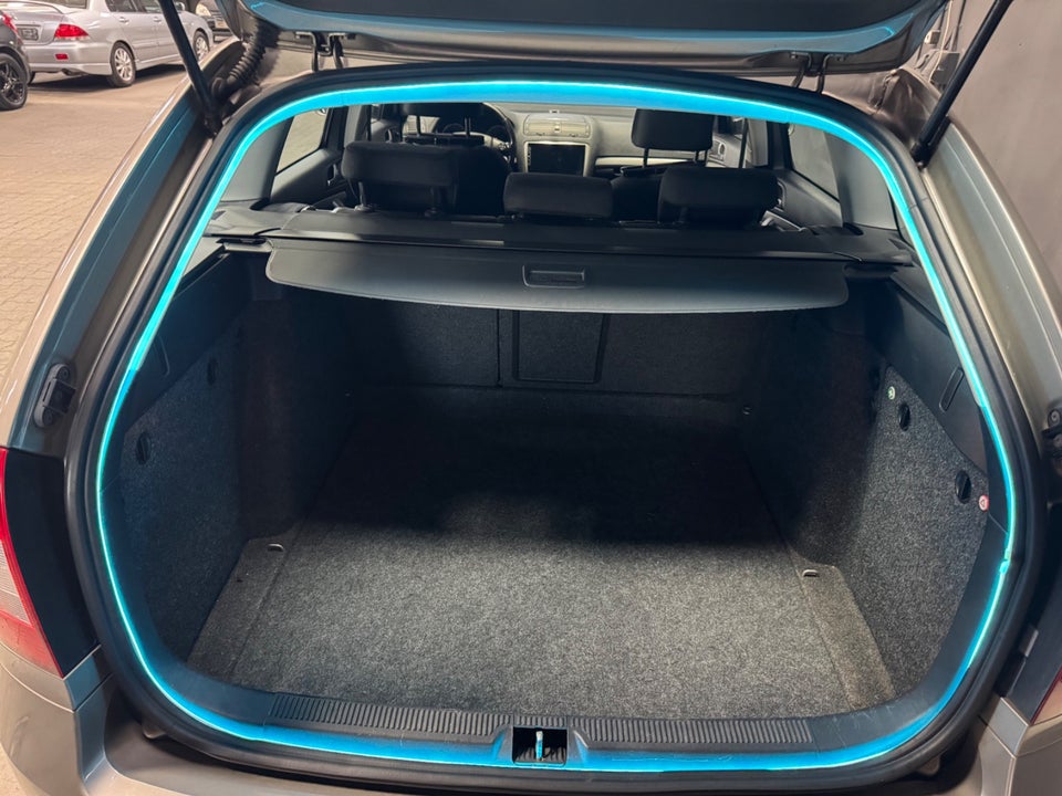 Skoda Octavia 1,6 TDi 105 Elegance Combi 5d