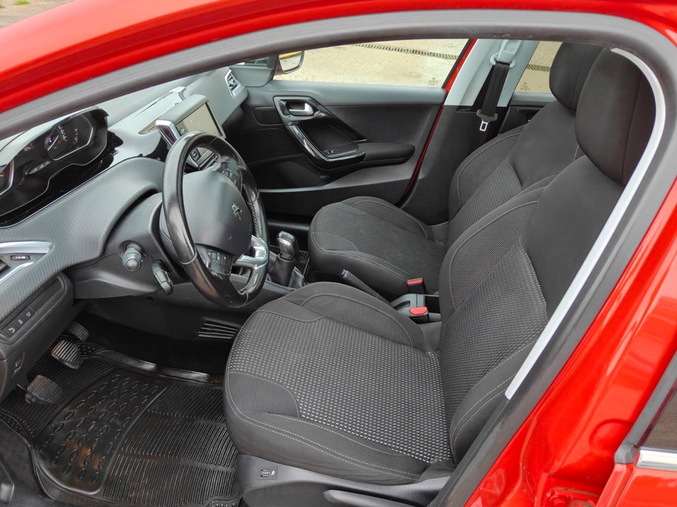 Peugeot 208 1,2 VTi Allure Sky 5d