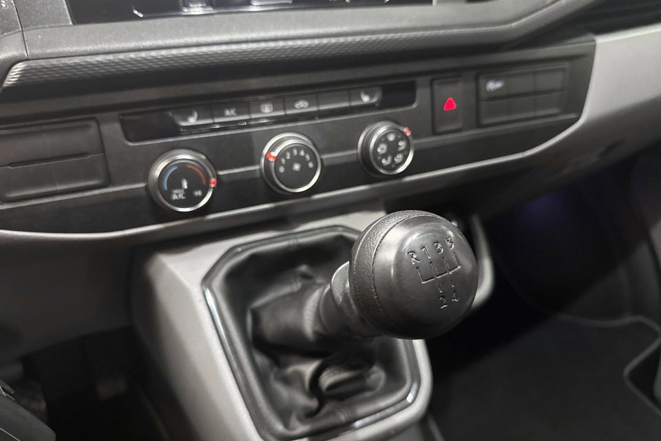 VW Transporter 2,0 TDi 110 Kassevogn lang