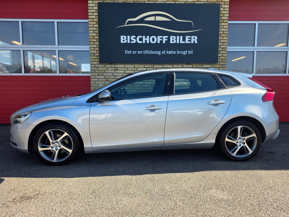 Volvo V40 2,0 T3 152 Momentum 5d