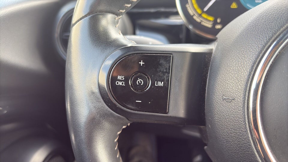 MINI Cooper SE Essential 3d