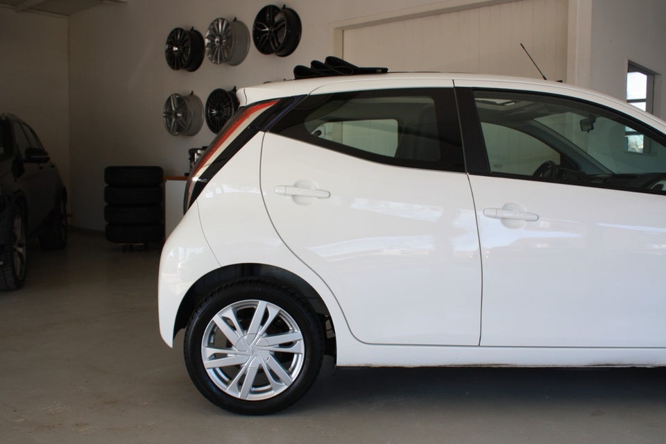 Toyota Aygo 1,0 VVT-i x-wave Sky 5d