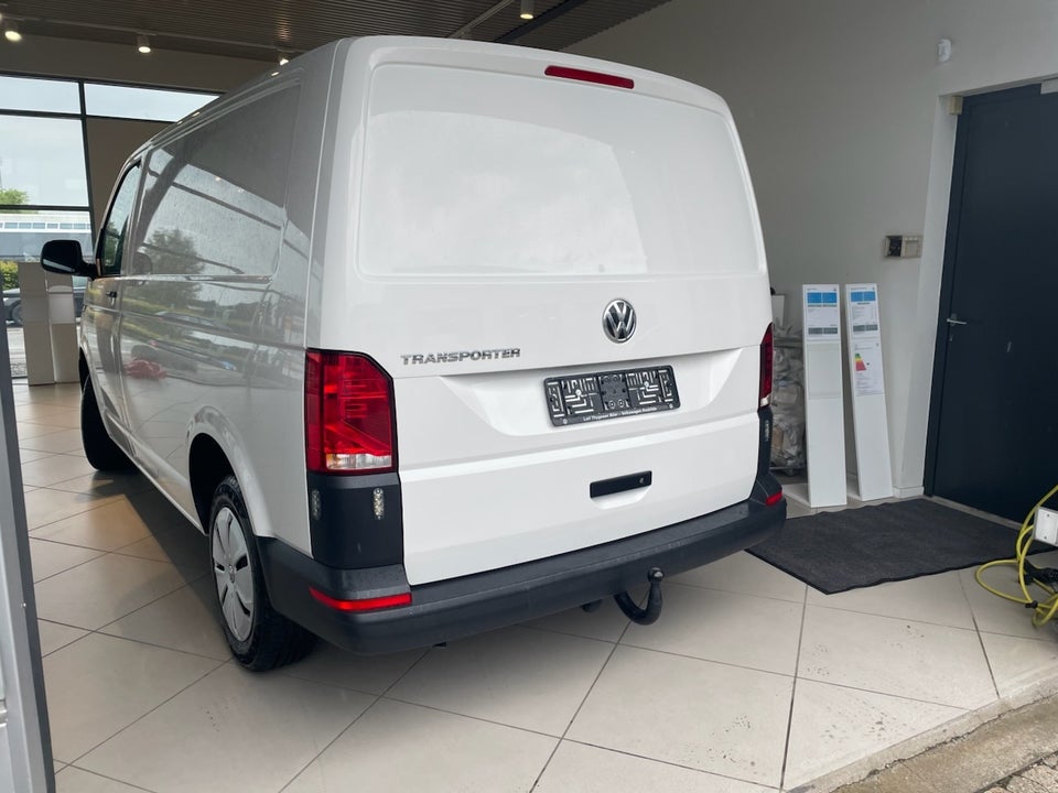 VW Transporter 2,0 TDi 110 Kassevogn kort