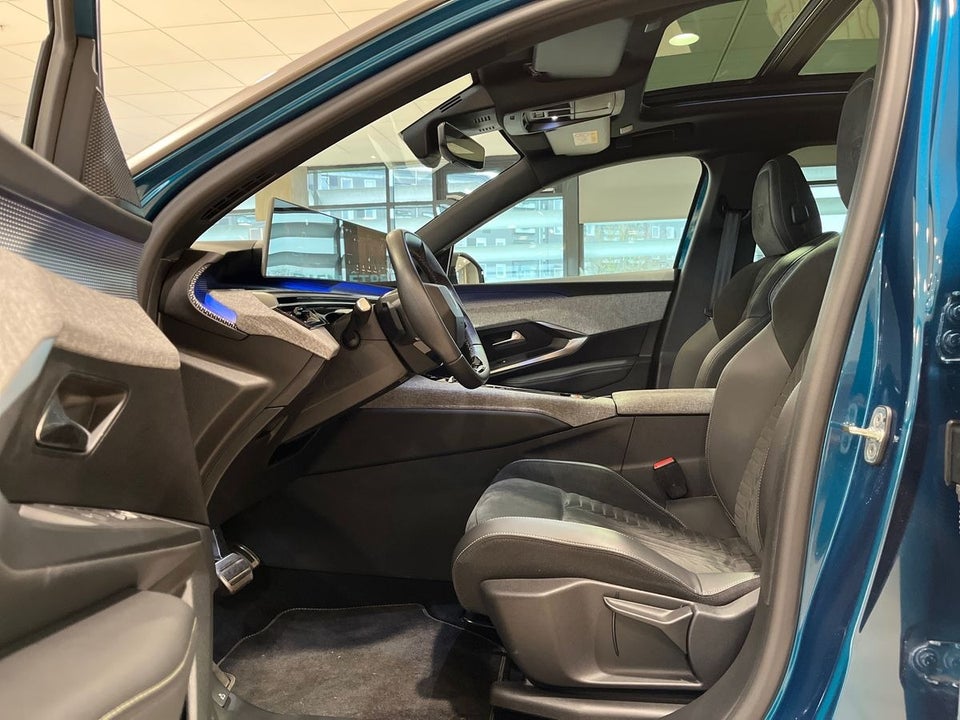 Peugeot e-3008 77 GT Pack 5d