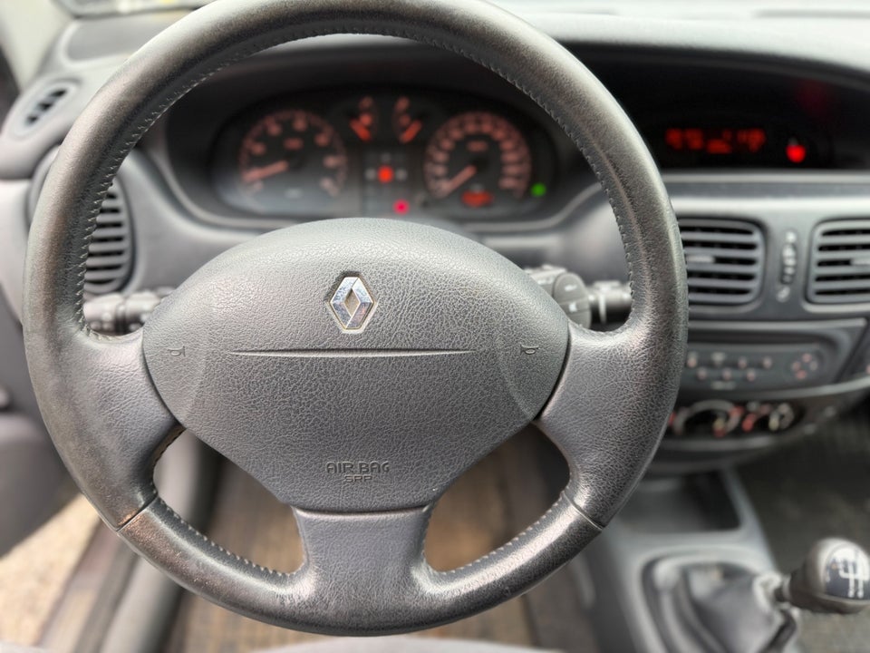 Renault Megane I 1,6 16V Expression 5d