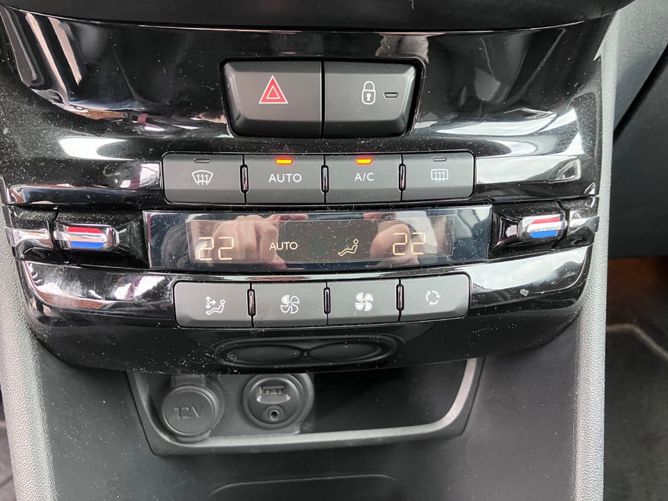 Peugeot 2008 1,2 e-THP 110 Selection Sky 5d