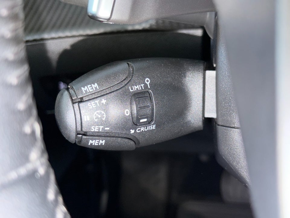 Peugeot 208 1,2 PureTech 100 Allure EAT8 5d