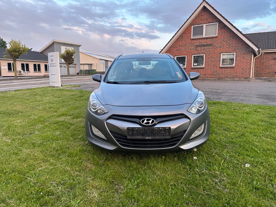 Hyundai i30 1,6 CRDi 110 Comfort CW Eco 5d
