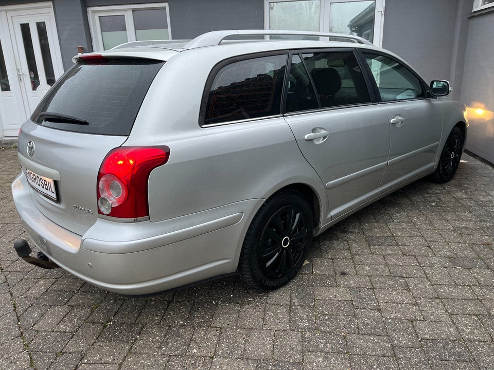 Toyota Avensis 1,8 VVT-i Terra stc. 5d