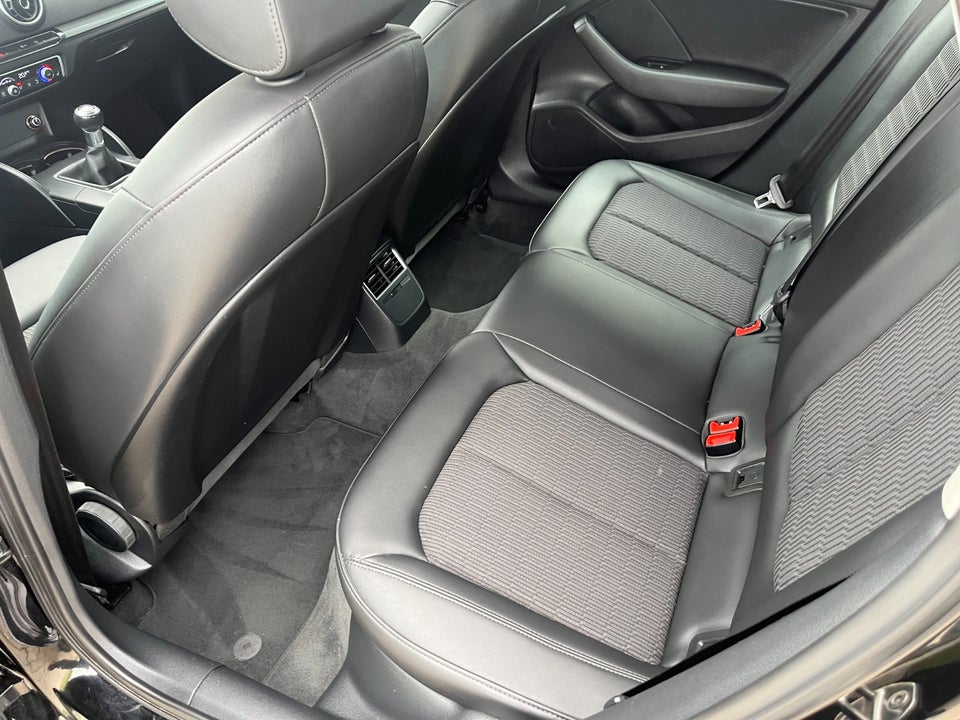 Audi A3 2,0 TDi 150 Ambiente Sportback 5d