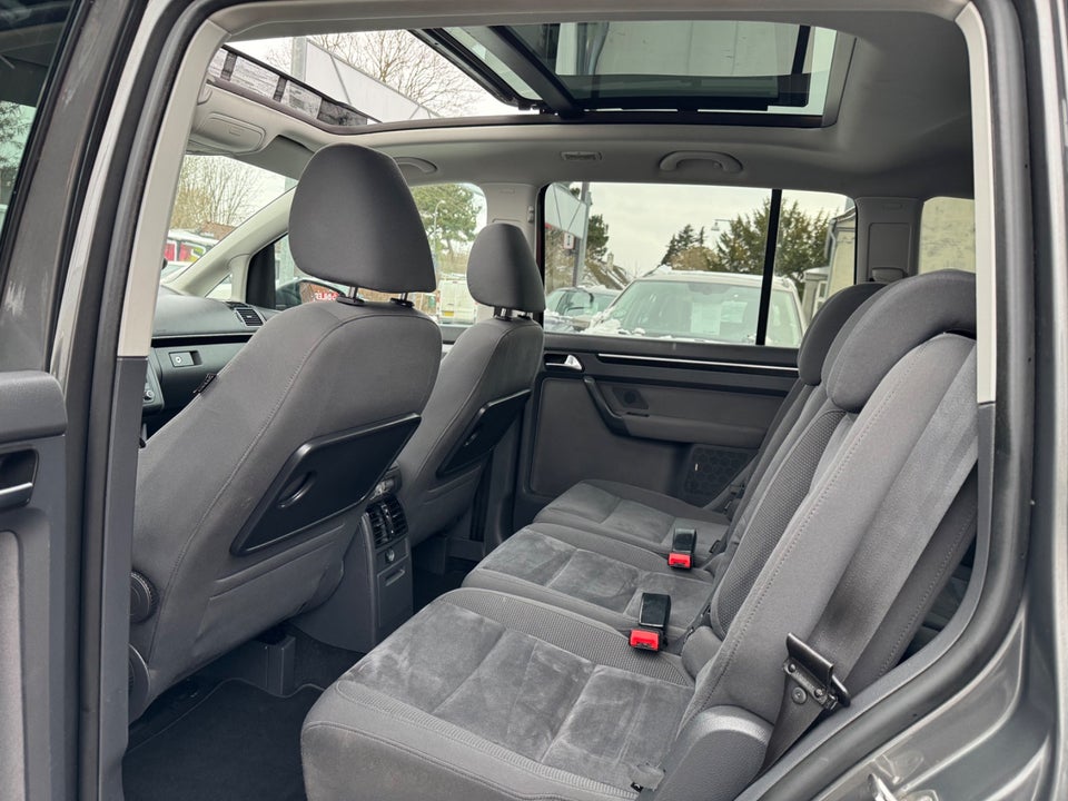 VW Touran 1,6 TDi 105 Highline DSG BMT 7prs 5d