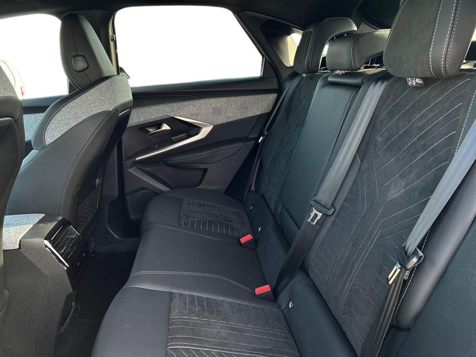 Peugeot e-3008 77 GT Pack 5d
