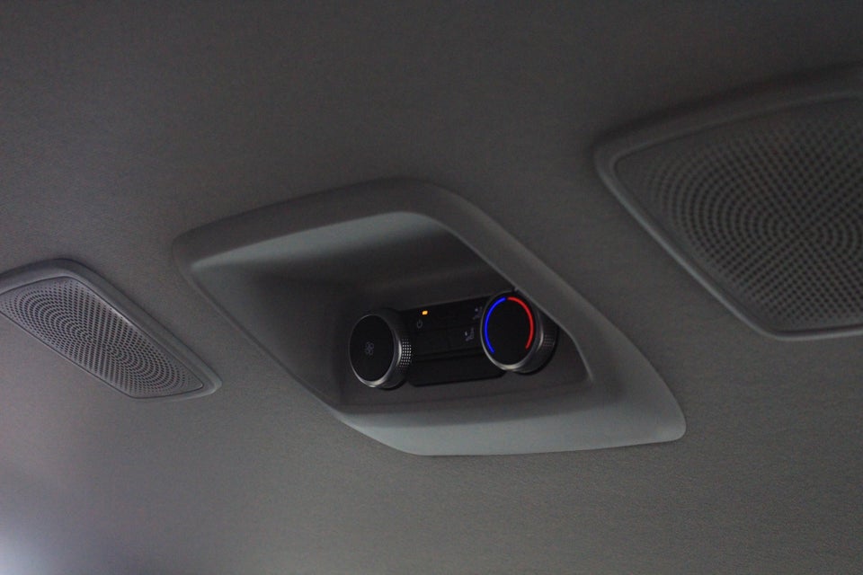 VW e-Caravelle 64 Style SWB