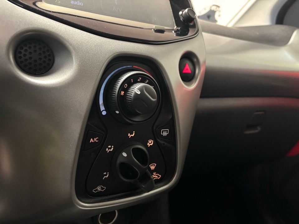 Toyota Aygo 1,0 VVT-i x-play x-touch 5d
