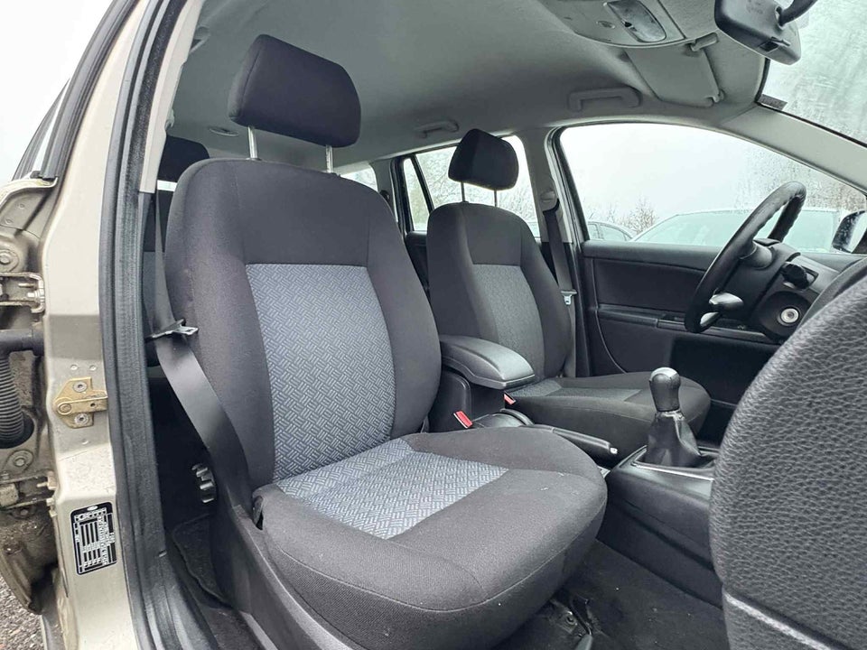 Ford Mondeo 1,8 110 Ambiente stc. 5d