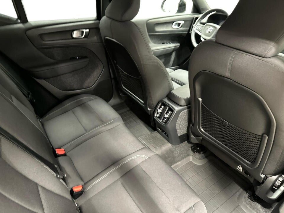 Volvo EX40 Standard Range Core 5d