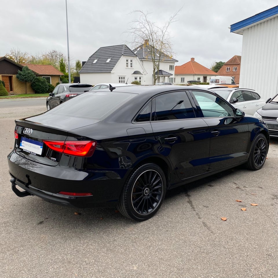 Audi A3 1,6 TDi 110 Attraction 4d